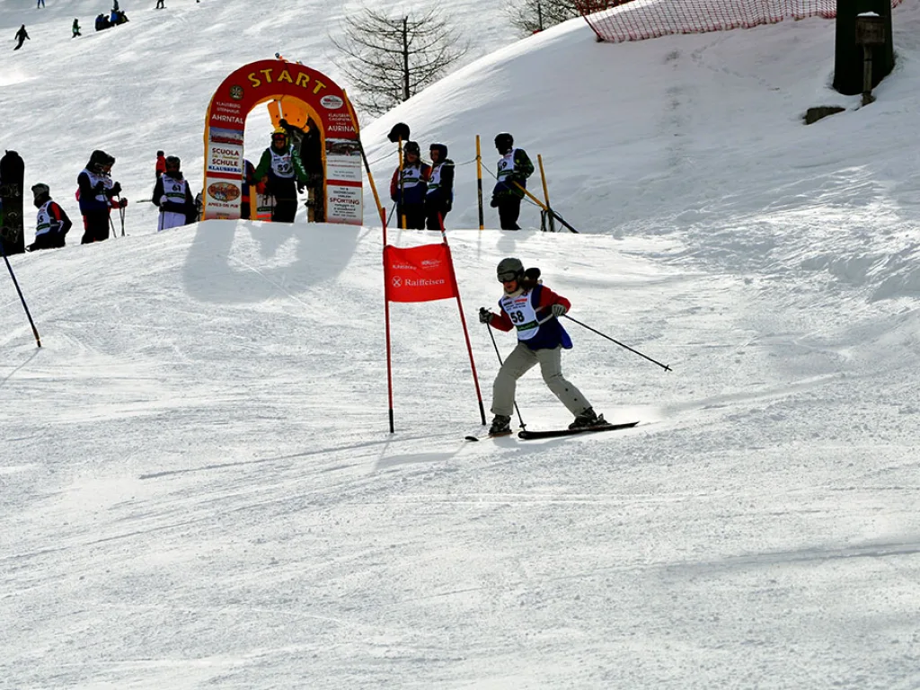 Blick auf den Startbogen, ein Skifahrer verlässt den Start.